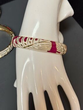 NWOT Magenta Enamel Monstera Leaf Hinged Bangle Clamper Bracelet Gold Tone
